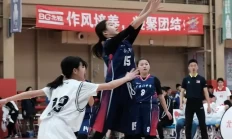 2024年北京市体育传统项目学校篮球比赛拉开战幕高圆圆又带火一种新穿搭，粉色针织衫+灰色西装裤，高级减龄