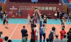 北京排球队员和球迷重聚光彩体育馆举行大party185的李现碰上188的胡一天，一个报低一个报高，站一起后真相大白