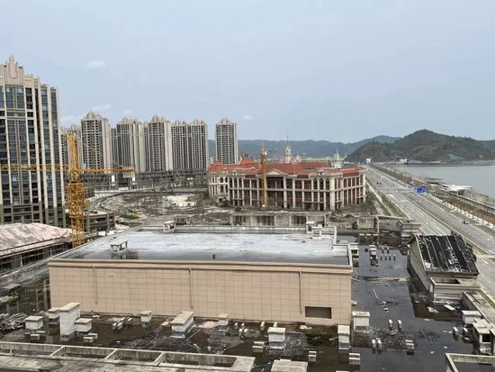 恒大烂尾楼另类交房调查：开发商无力续建 当地政府推进“异地换房”